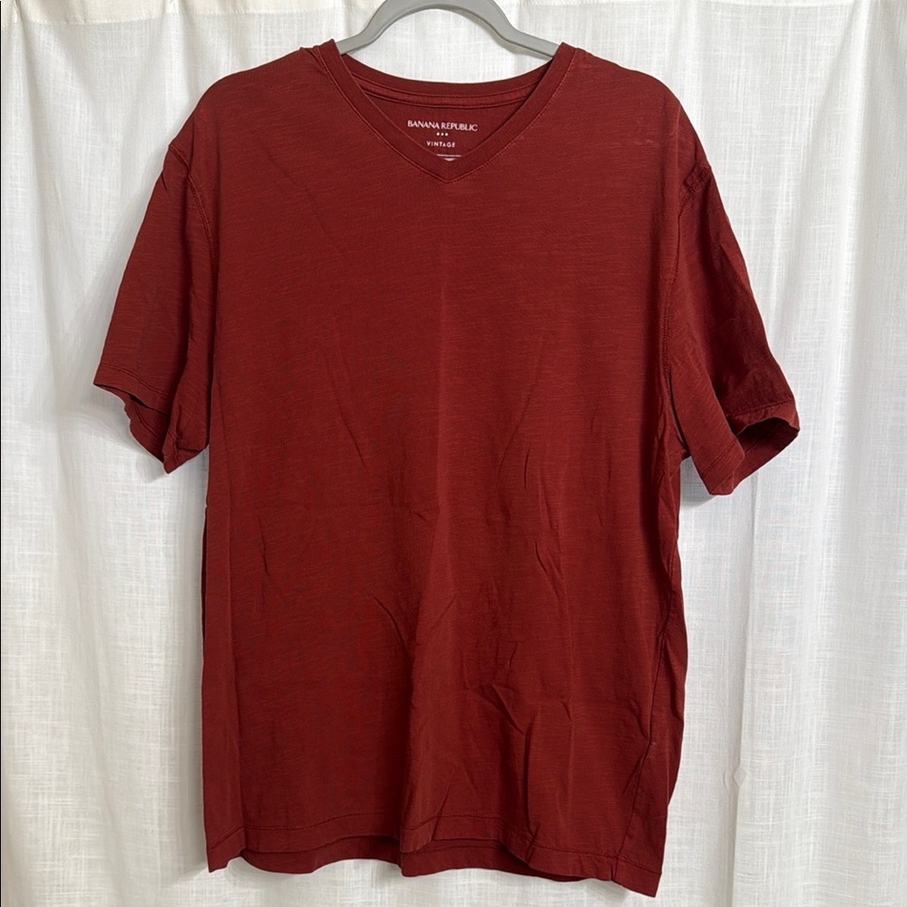 Banana Republic Red Clay colored V-Neck Short Sleeve Tee Men’s Size Large